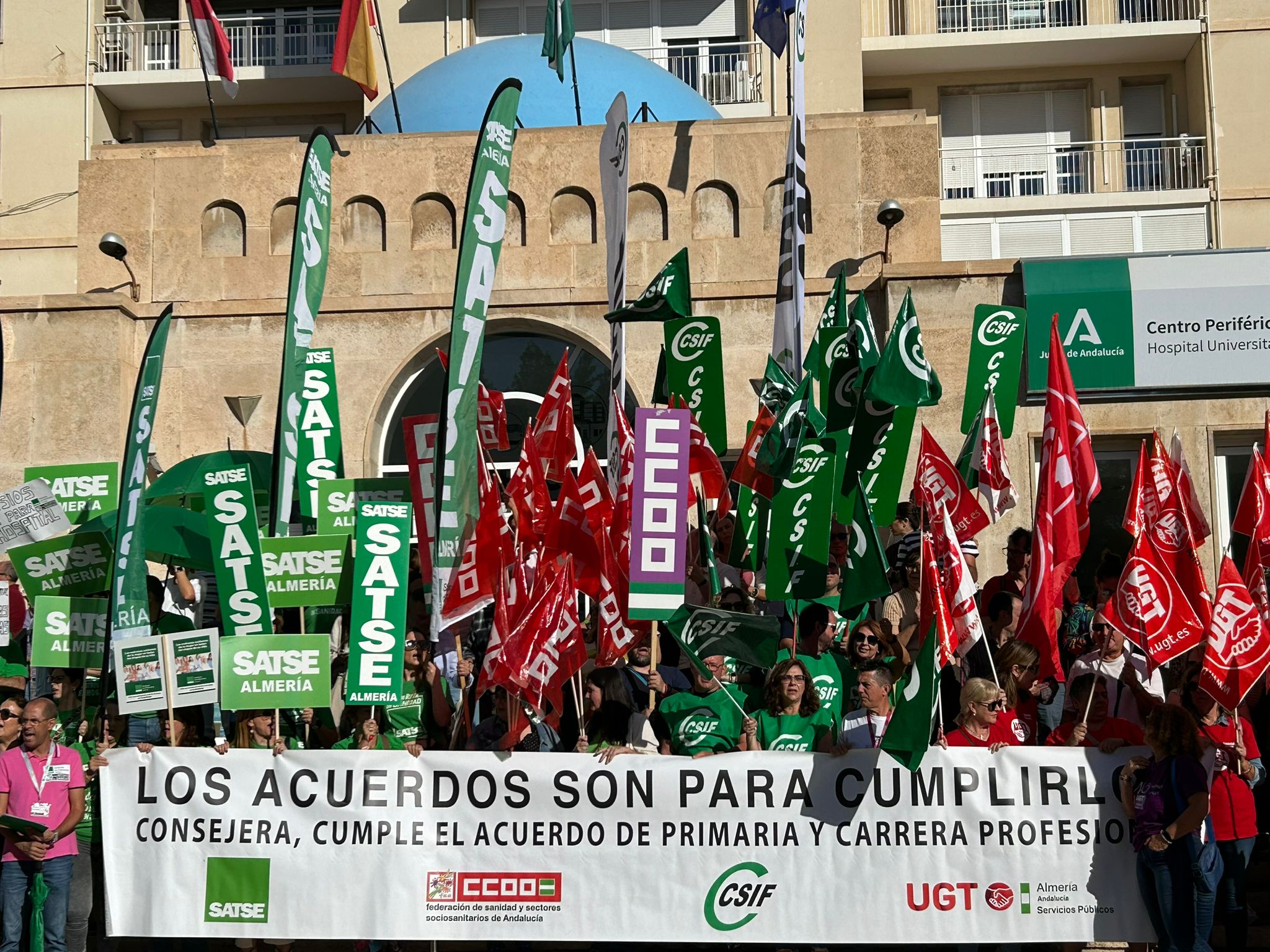 Concentración en el Centro Periférico de Especialidades Bola Azul de Almería