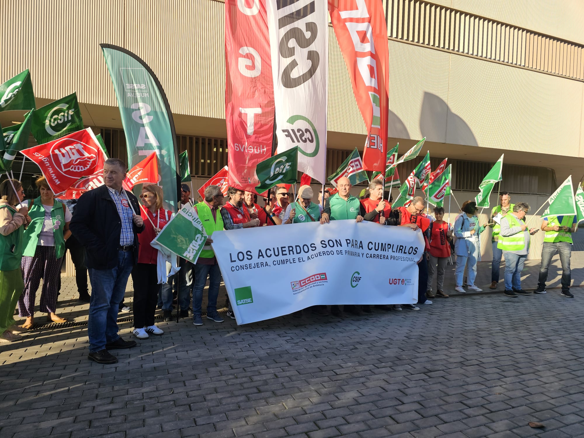 Concentración en el centro de salud de Isla Chica en Huelva