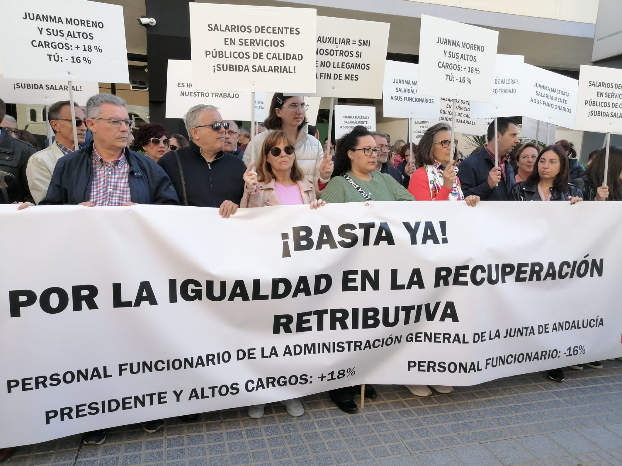 Concentración en el Edificio de Usos Múltiples Ministerios de Córdoba