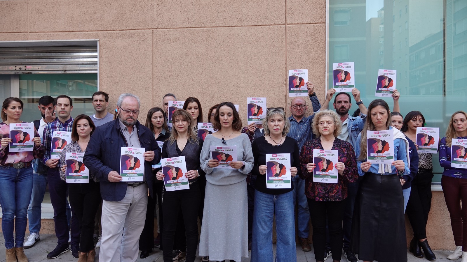 Concentración en la sede de CSIF Almería con motivo del Día Internacional de la Eliminación de la Violencia contra la Mujer