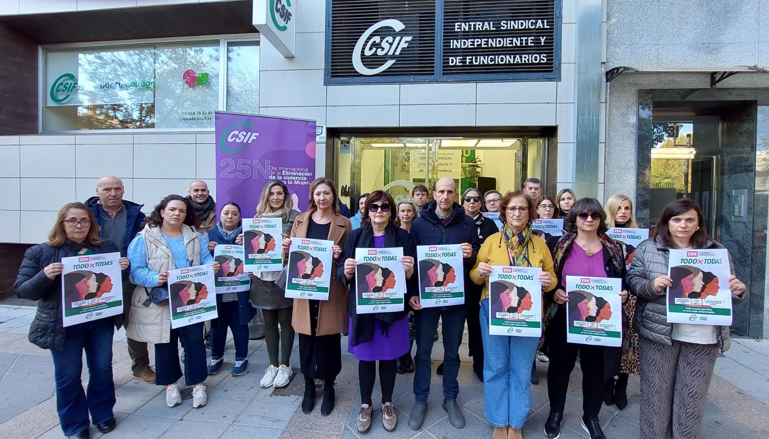 Concentración en la sede de CSIF Granada con motivo del Día Internacional de la Eliminación de la Violencia contra la Mujer