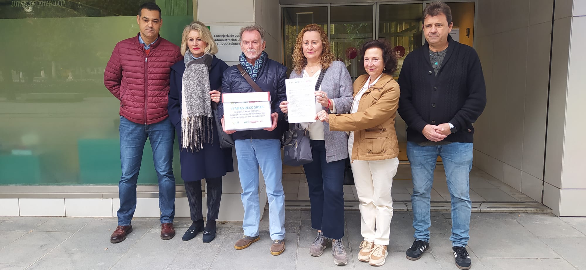 Entrega de firmas en el registro de Plaza Nueva de la Consejería de Justicia, Administración Local y Función Pública (Sevilla)