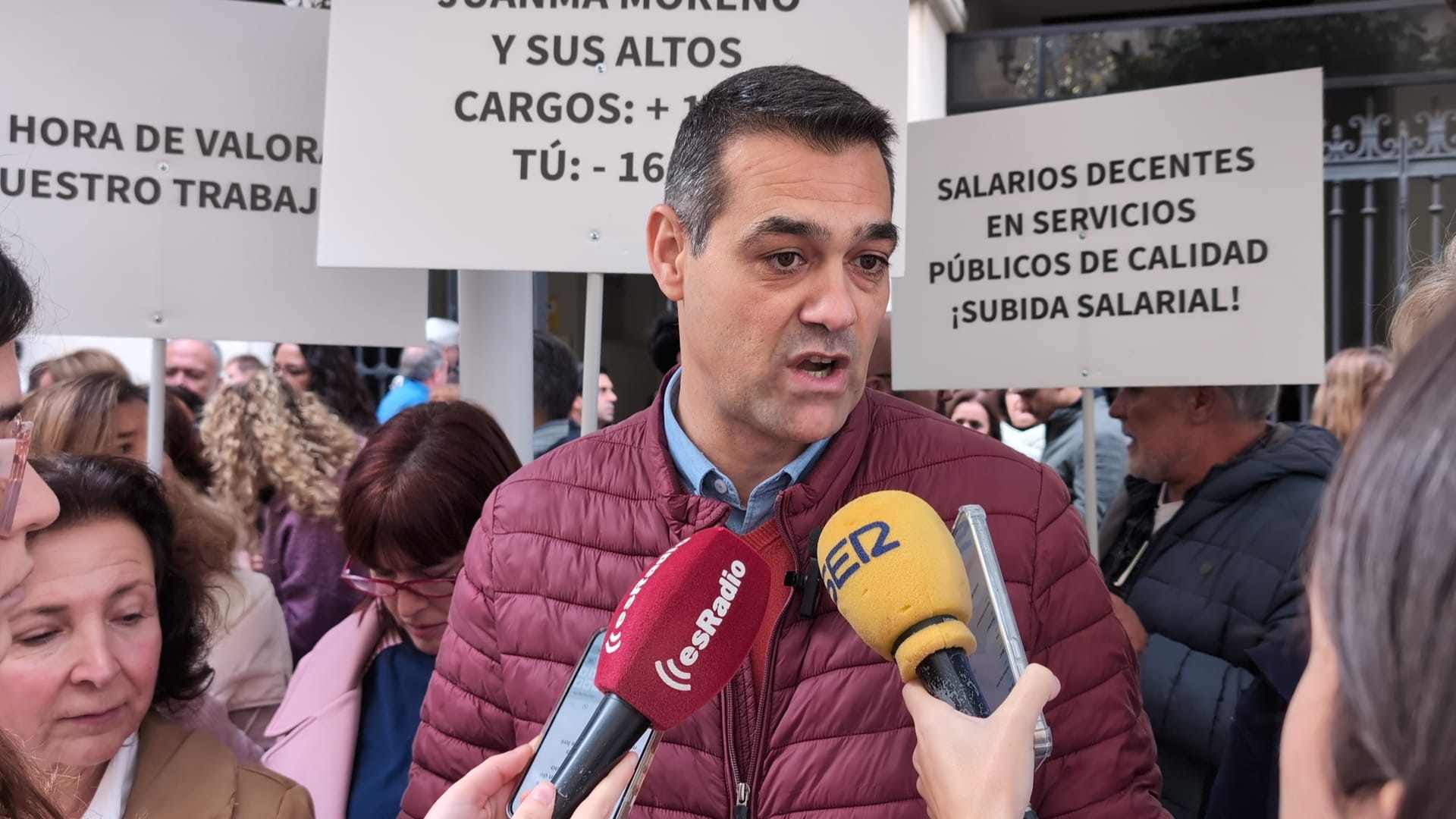 José Manuel Dorado, presidente de CSIF AGJA Andalucía, atiende a los medios de comunicación durante la concentración en Sevilla