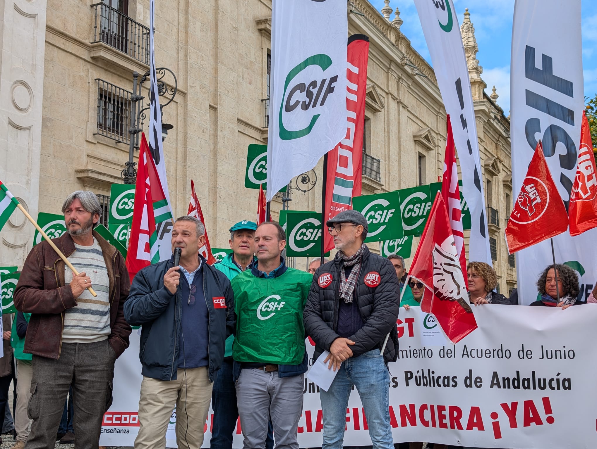 Un instante de la concentración en la Universidad de Sevilla