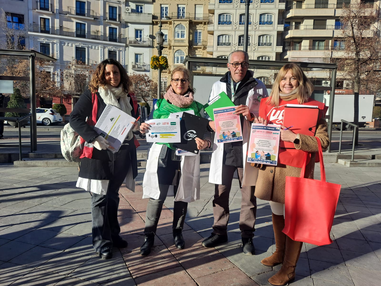 Campaña de recogida de firmas en defensa de la sanidad pública en Granada