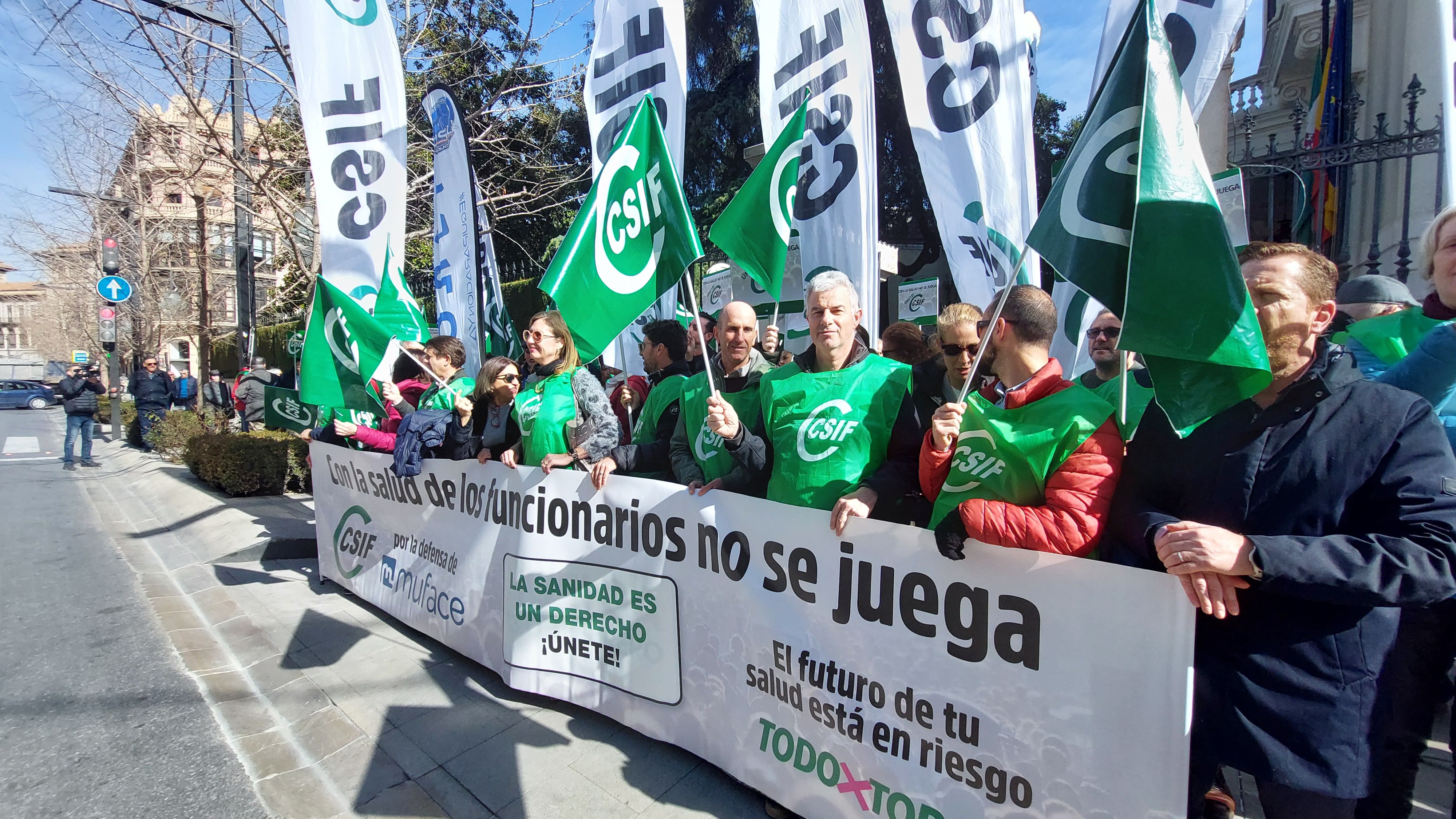 Protesta convocada por CSIF Granada ante la Subdelegación del Gobierno en defensa de MUFACE