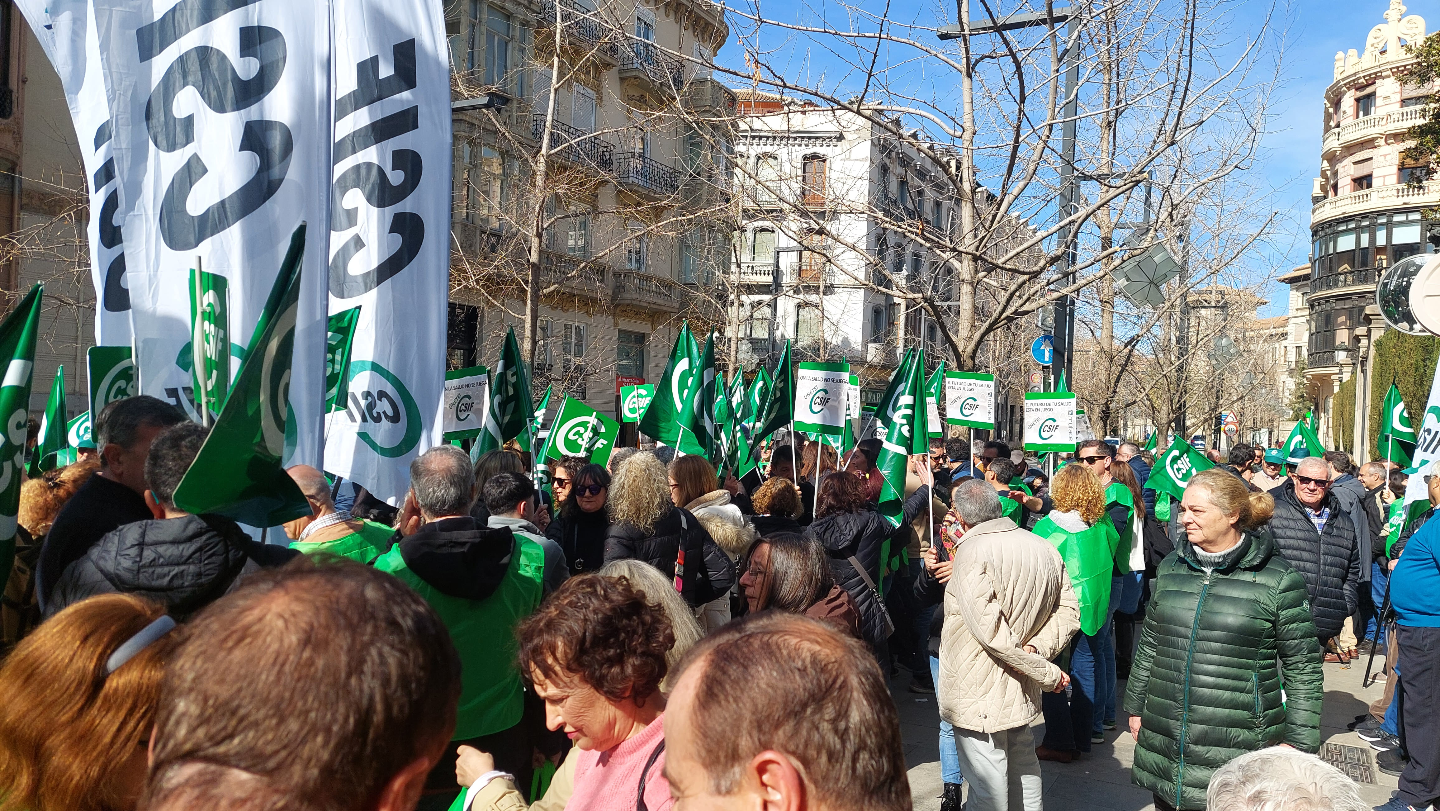 Protesta convocada por CSIF Granada ante la Subdelegación del Gobierno en defensa de MUFACE