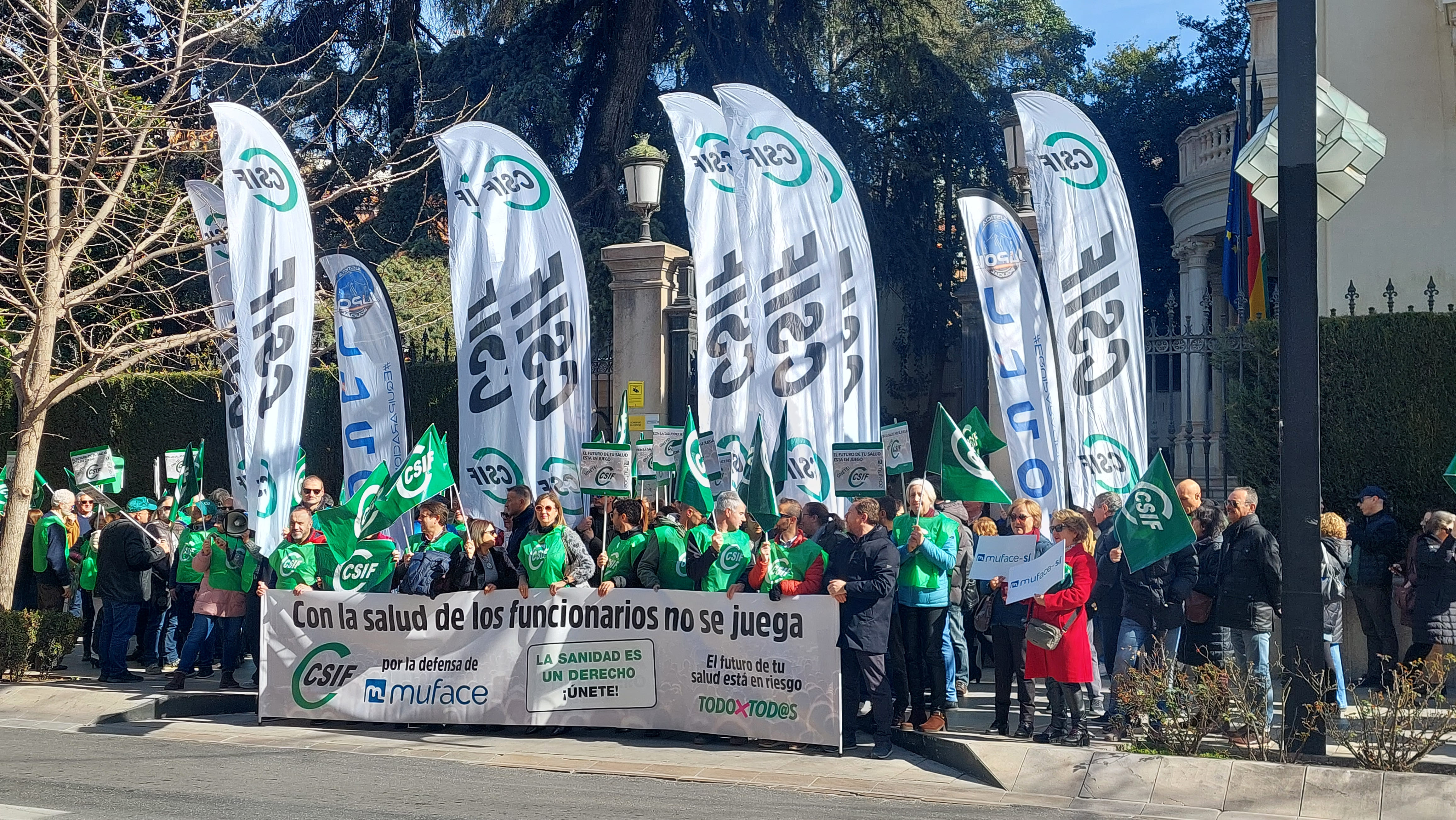 Protesta convocada por CSIF Granada ante la Subdelegación del Gobierno en defensa de MUFACE