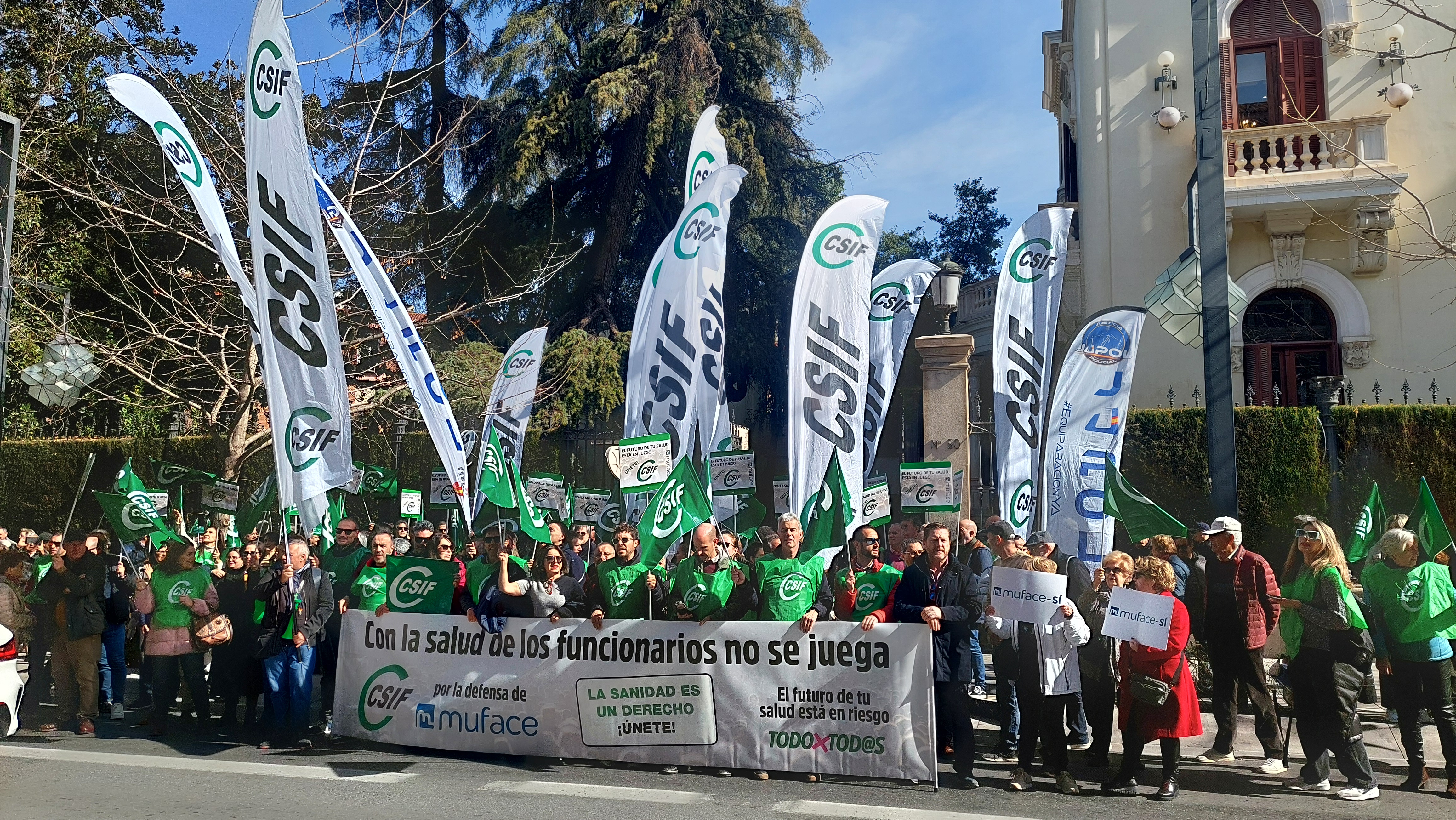 Protesta convocada por CSIF Granada ante la Subdelegación del Gobierno en defensa de MUFACE