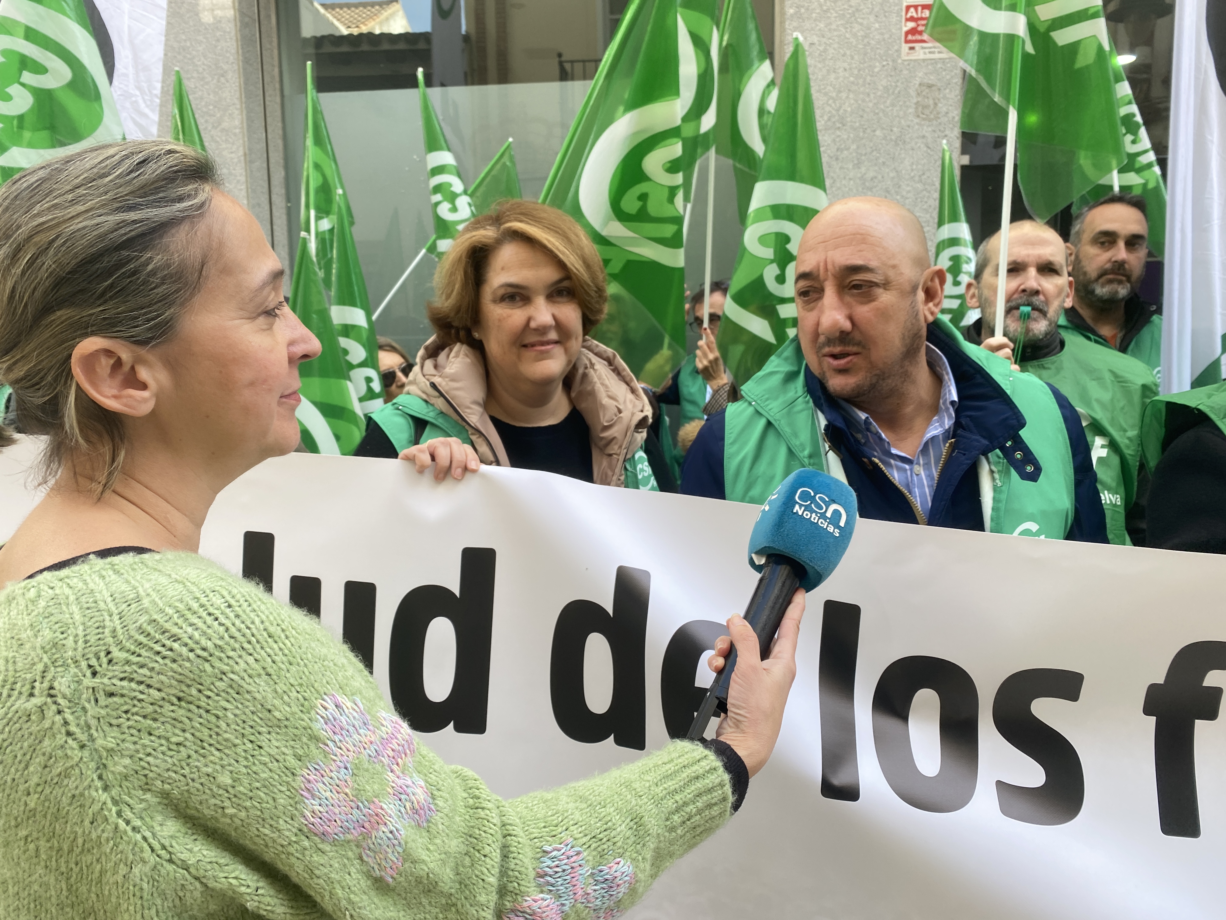 Juan Manuel Quilón atiende a los medios de comunicación.