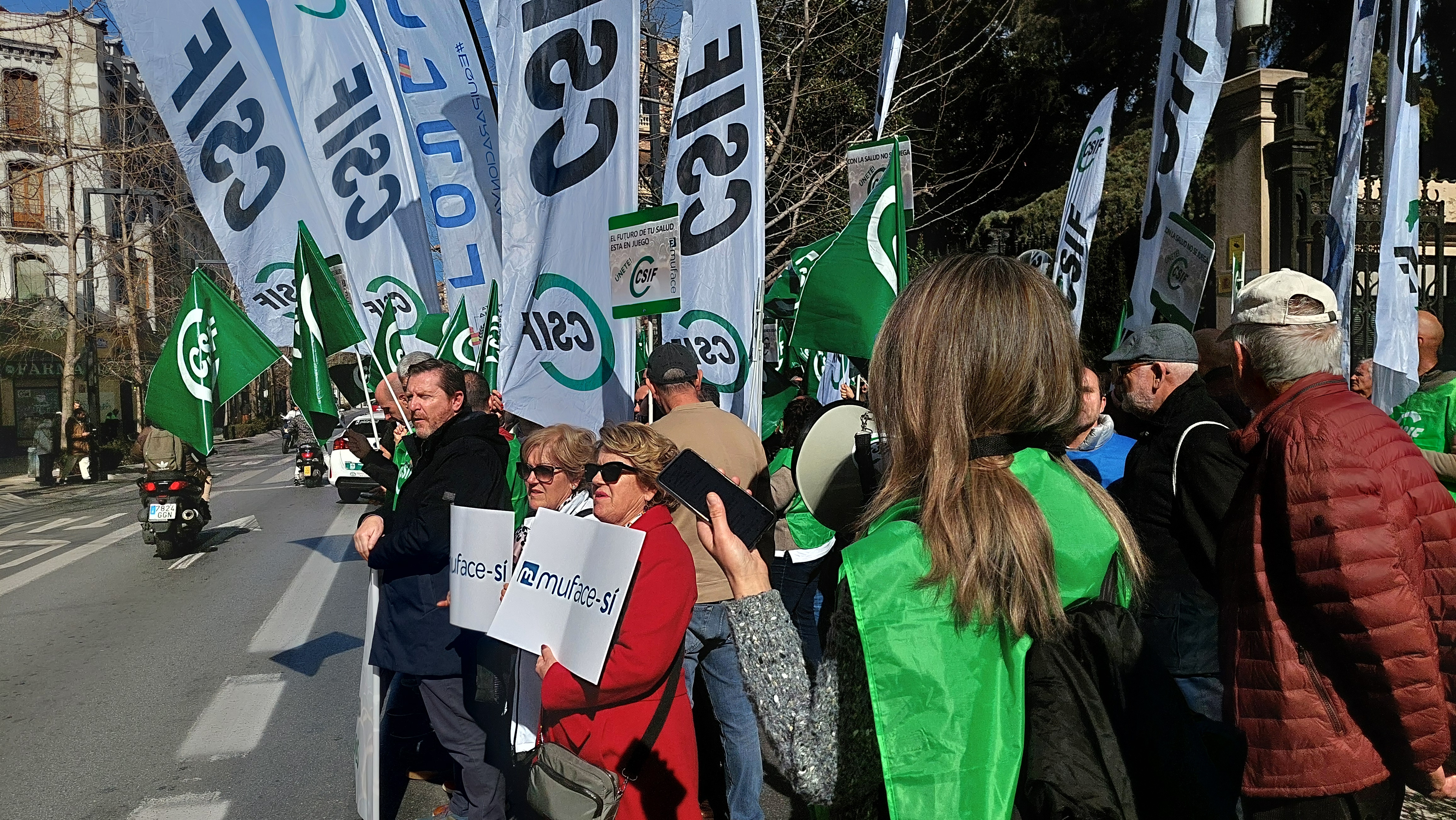 Protesta convocada por CSIF Granada ante la Subdelegación del Gobierno en defensa de MUFACE