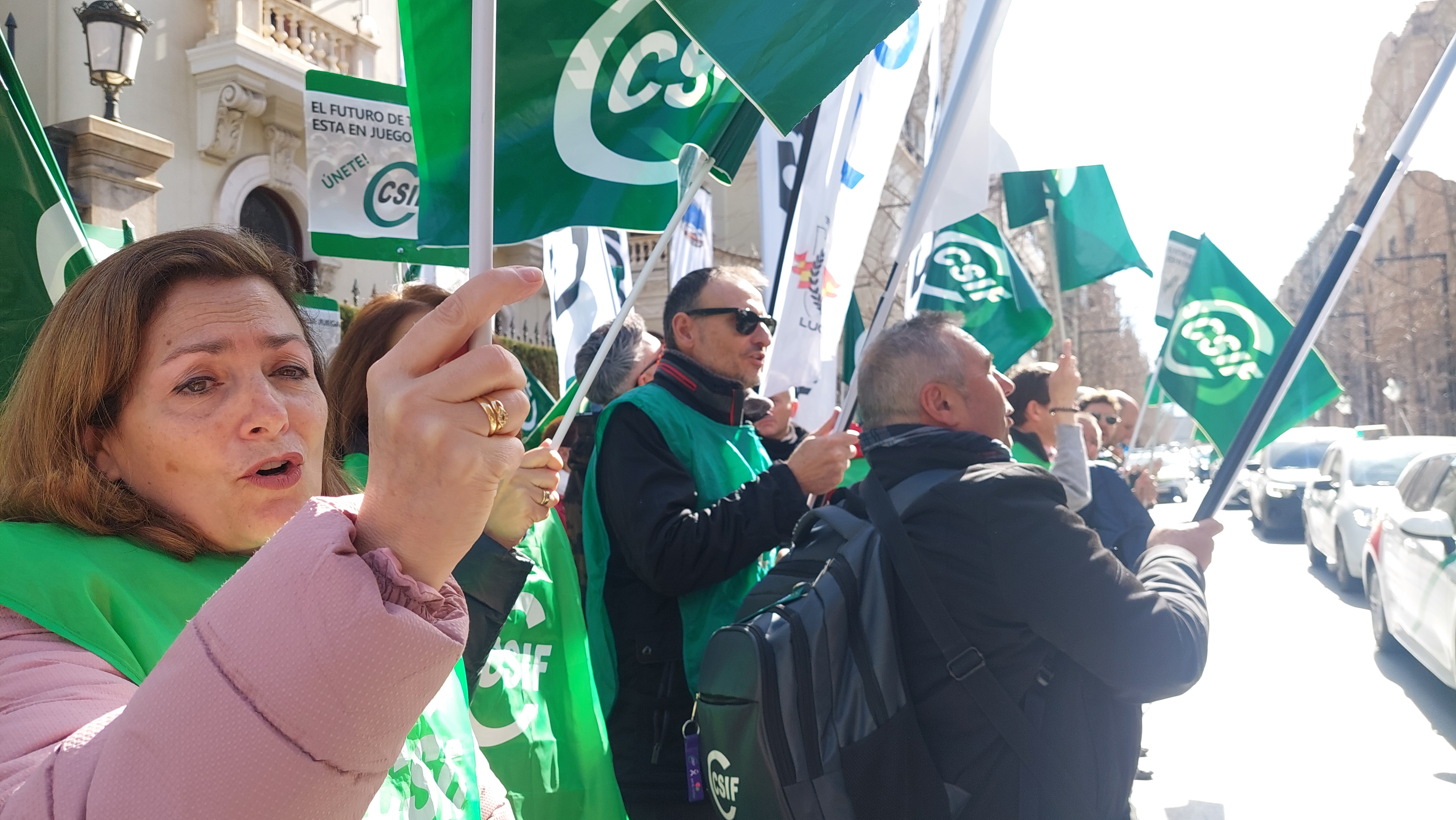 Protesta convocada por CSIF Granada ante la Subdelegación del Gobierno en defensa de MUFACE