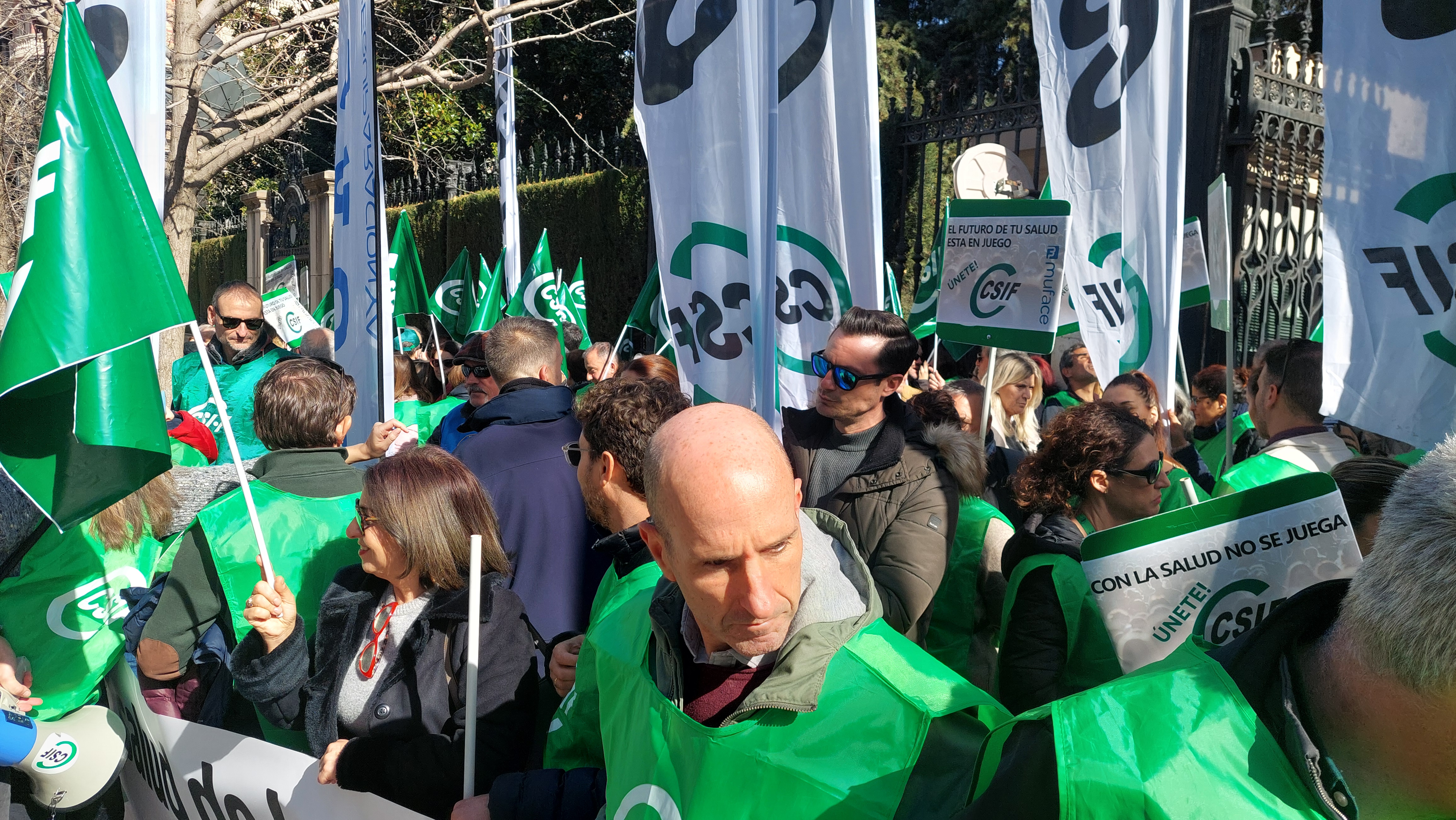 Protesta convocada por CSIF Granada ante la Subdelegación del Gobierno en defensa de MUFACE