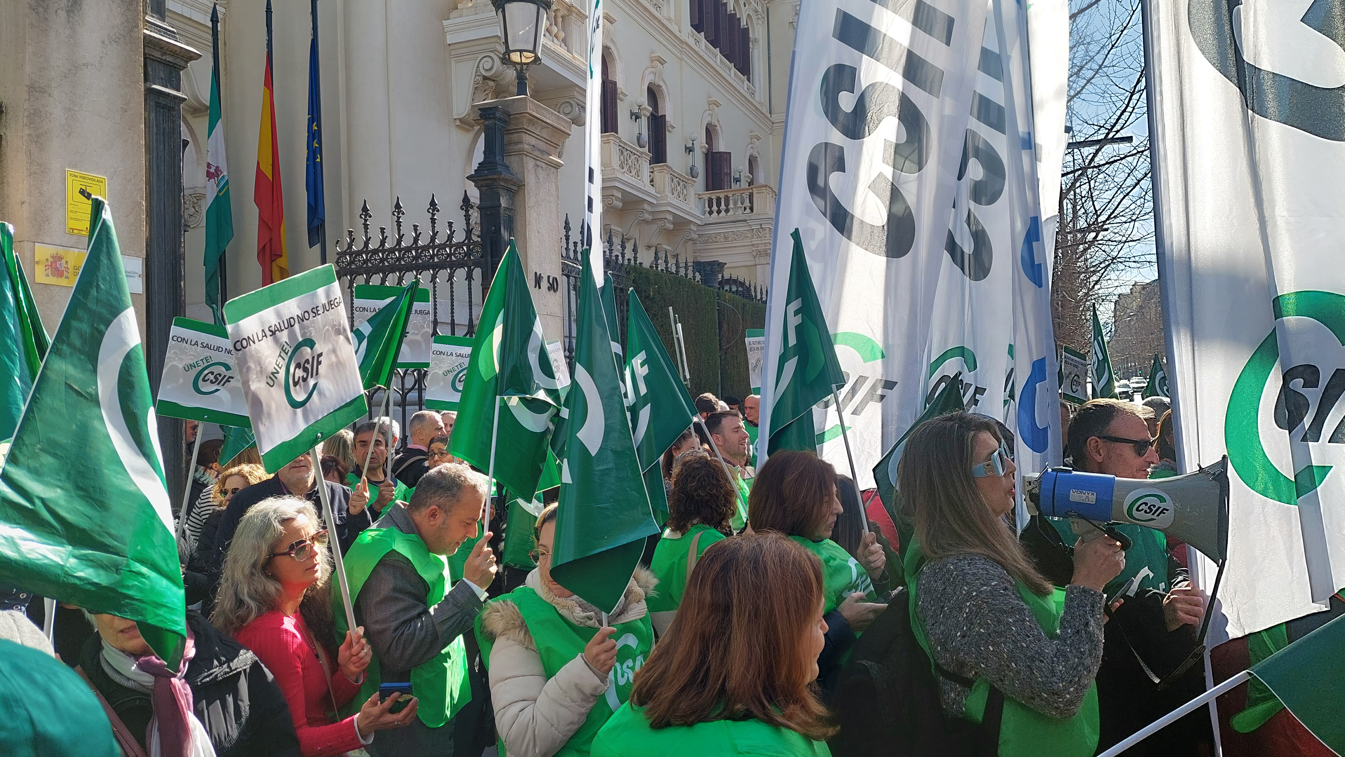 Protesta convocada por CSIF Granada ante la Subdelegación del Gobierno en defensa de MUFACE