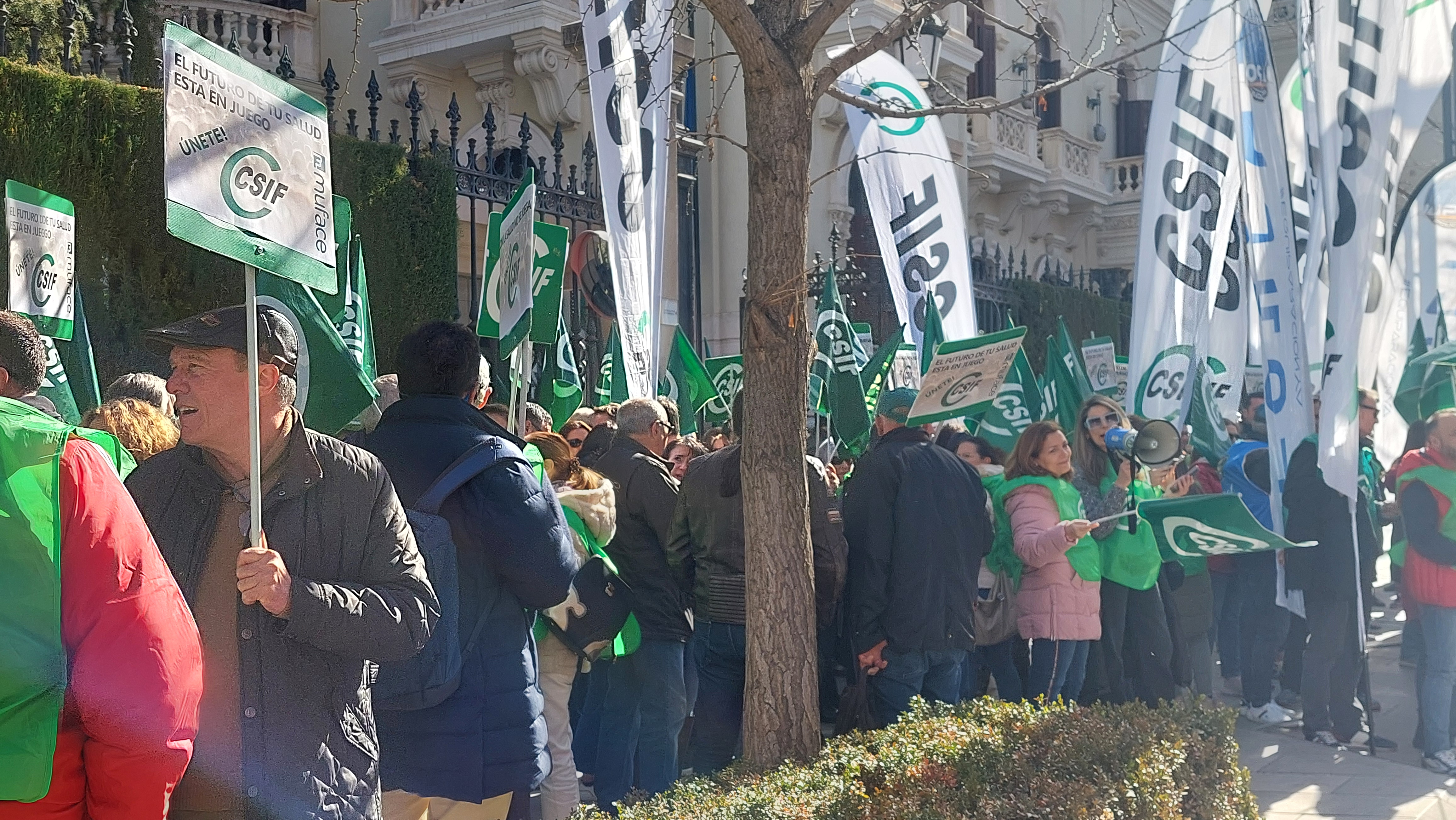 Protesta convocada por CSIF Granada ante la Subdelegación del Gobierno en defensa de MUFACE