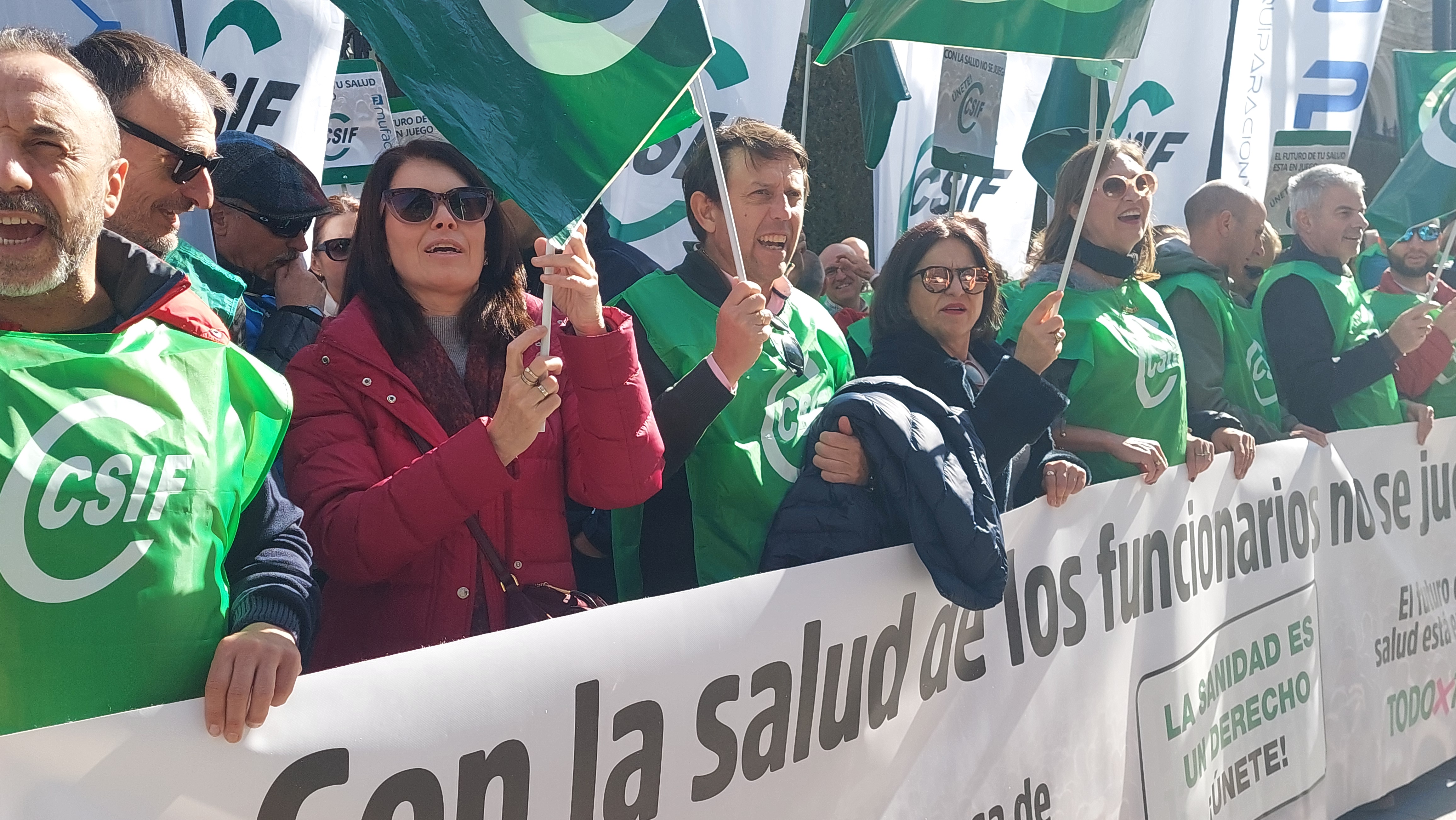 Protesta convocada por CSIF Granada ante la Subdelegación del Gobierno en defensa de MUFACE